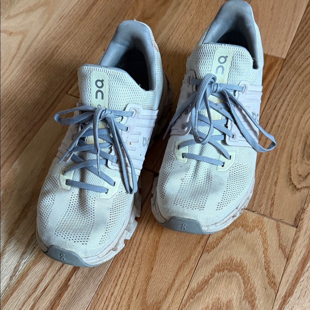 On Running Cloudswift - Women's Light Gray Athletic Shoes